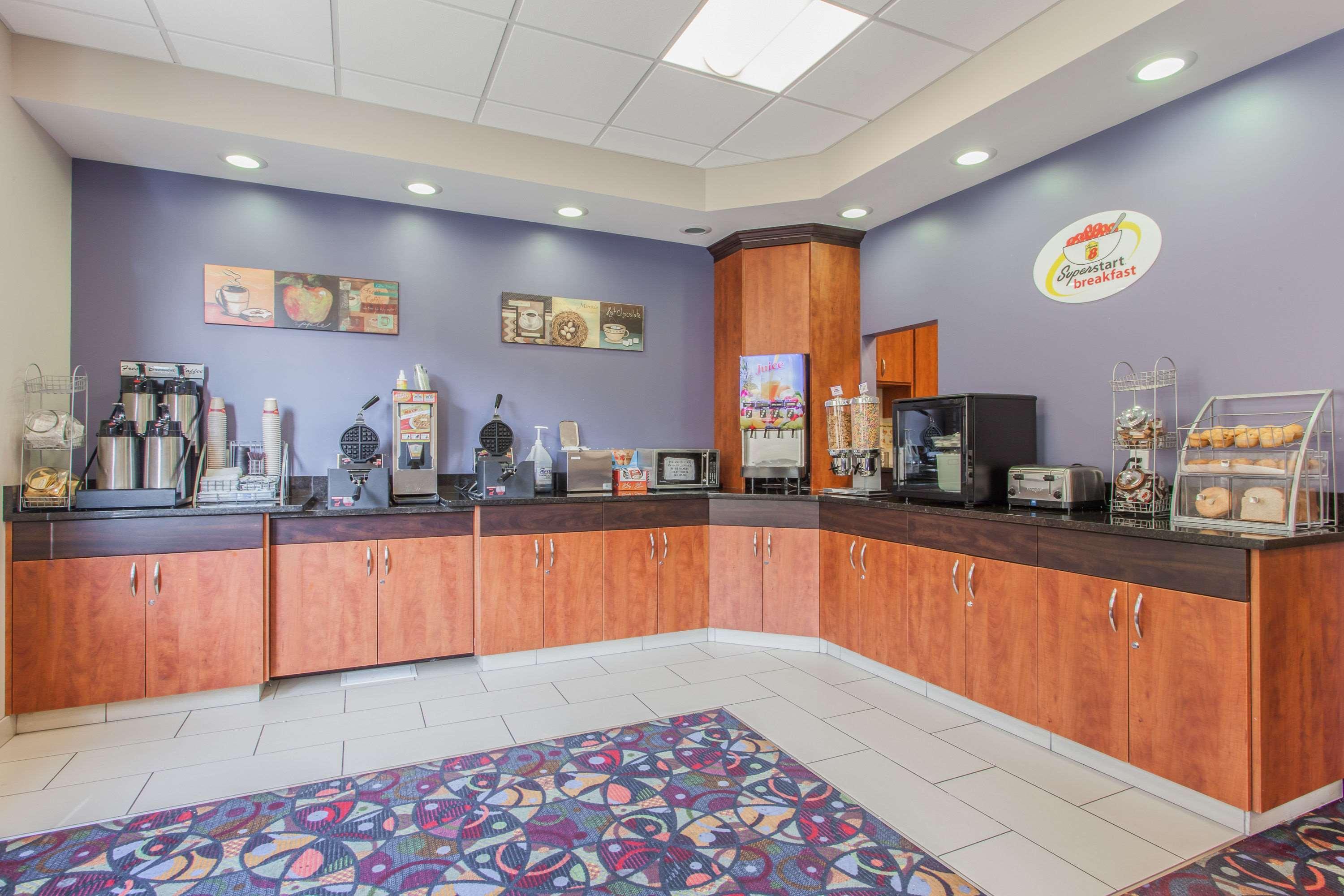 Super 8 By Wyndham On The Hill Hotel