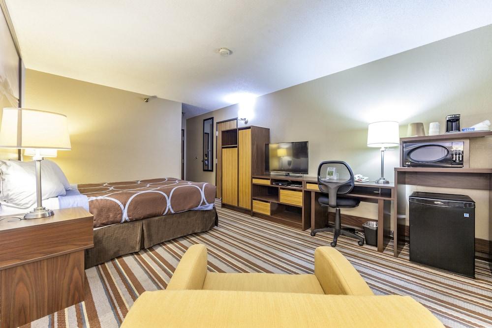 Super 8 By Wyndham On The Hill Hotel
