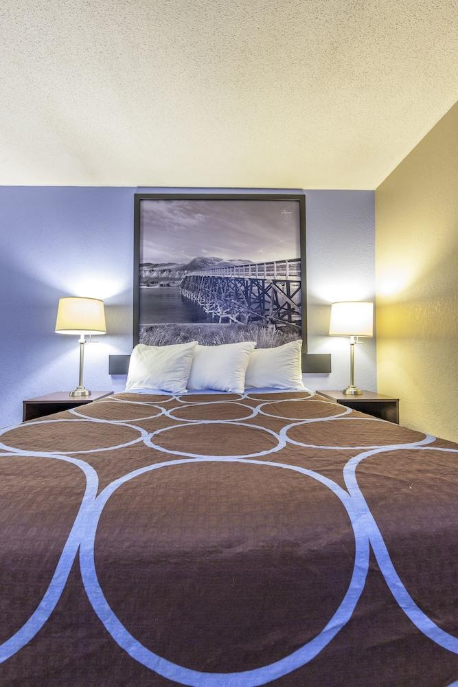 Hotel Super 8 By Wyndham On The Hill 2*
