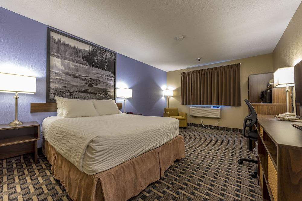 Super 8 By Wyndham On The Hill Hotel