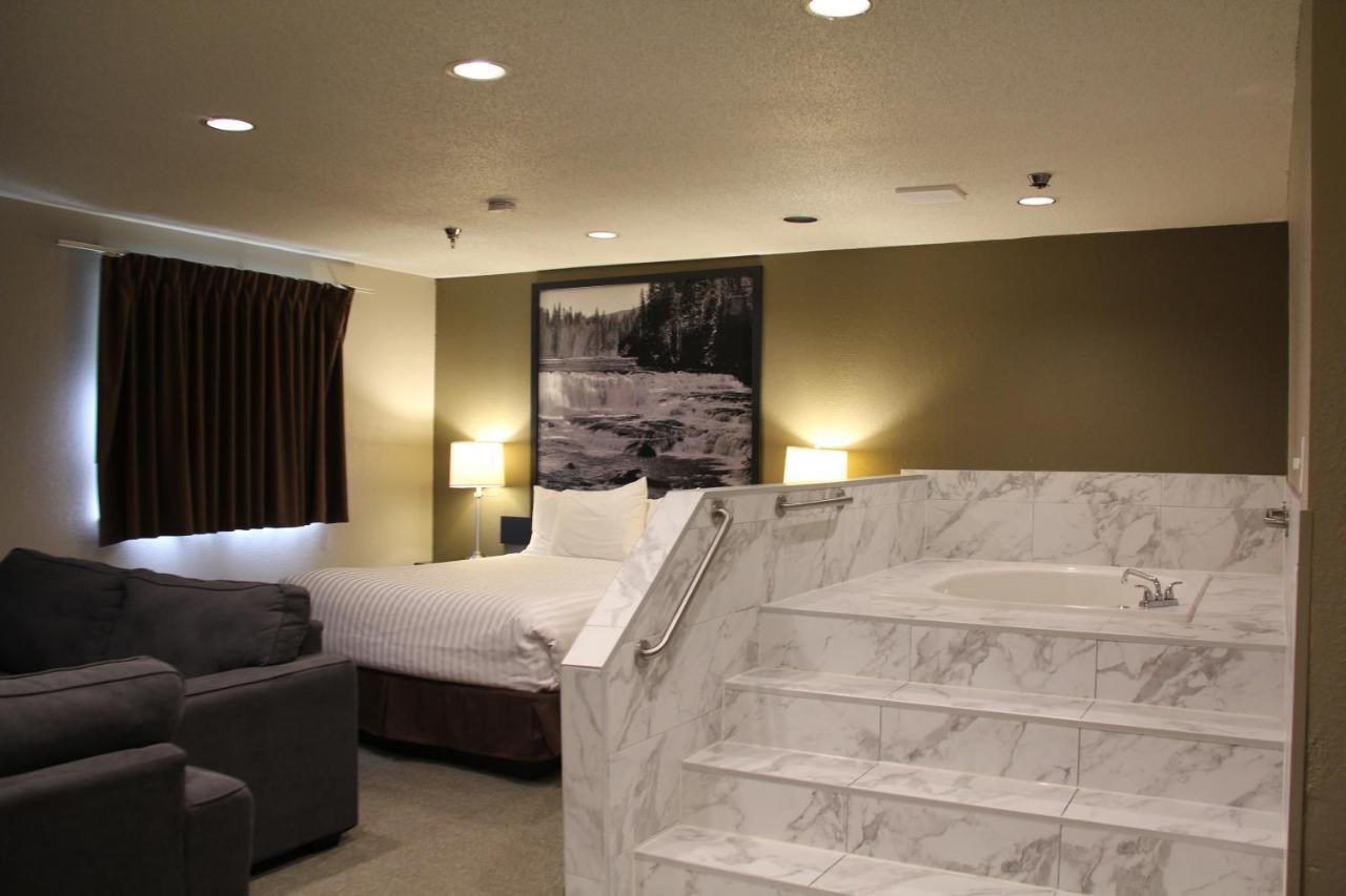 Super 8 By Wyndham On The Hill Hotel