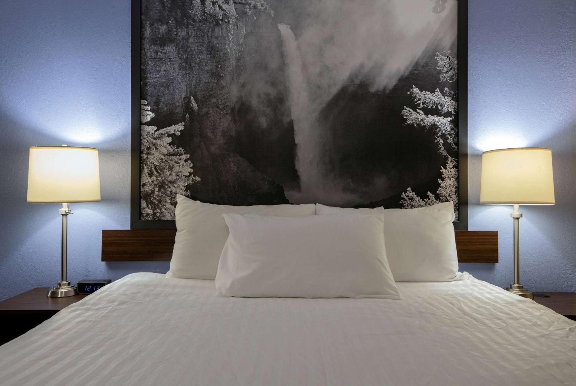Super 8 By Wyndham On The Hill