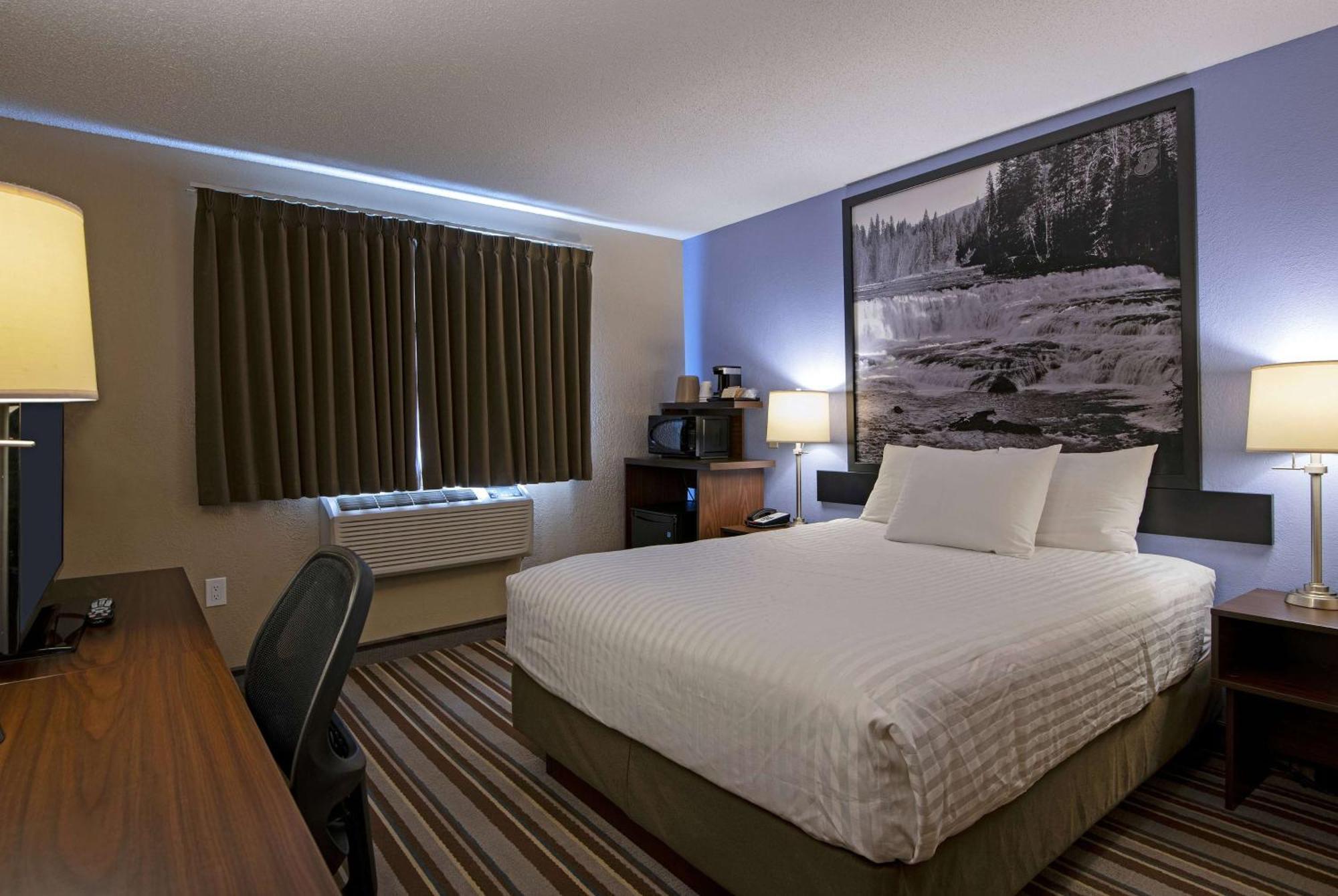 Super 8 By Wyndham On The Hill