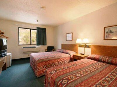 Super 8 By Wyndham On The Hill